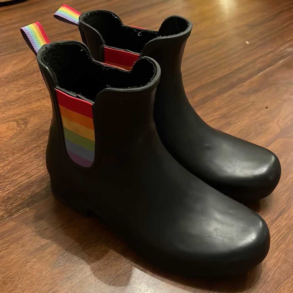 Women’s Size 6 rain booties